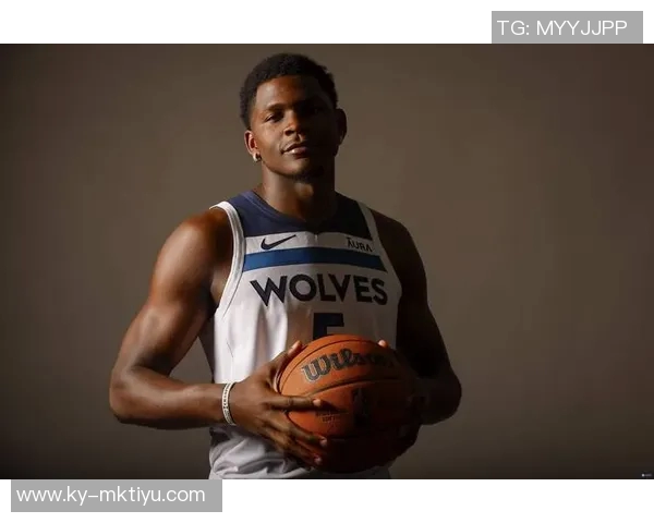 爱德华兹半场表现抢眼13投6中砍下并列最高16分助力球队奋勇争先